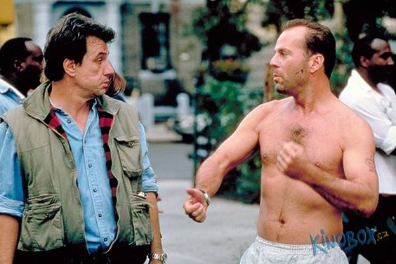 részlet Die Hard – Az élet mindig drága - Blu-ray
