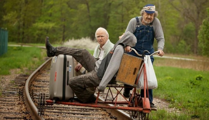 részlet A százéves ember, aki kimászott az ablakon és eltűnt - DVD