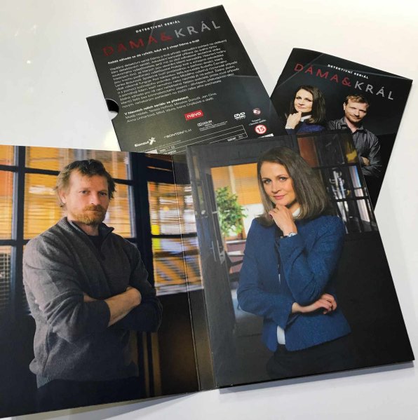 részlet Dáma a Král - kompletní první řada - 4 DVD (16 epizod)